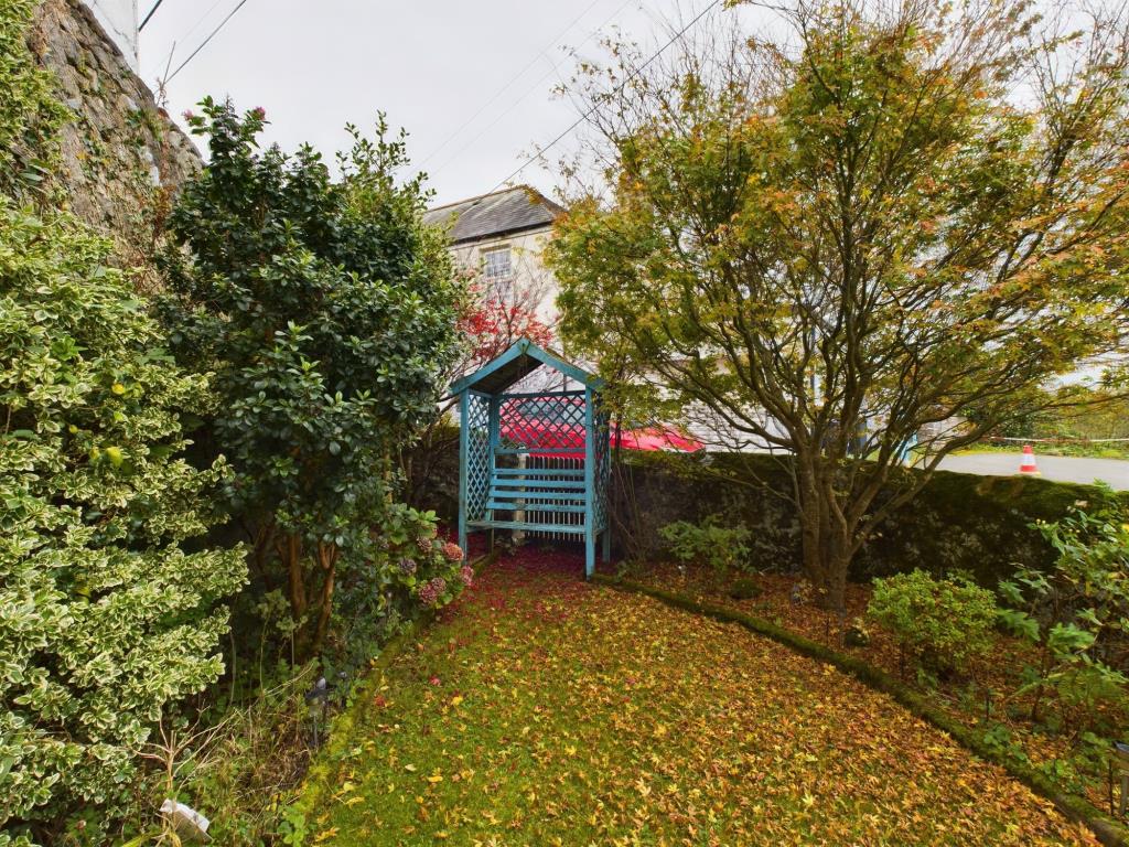 Lot: 139 - CHARACTER COTTAGE WITH GARDEN AND OFF-ROAD PARKING - Front Garden